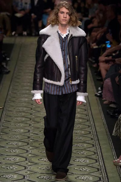 Look 14